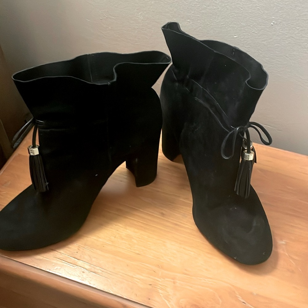 Louis et ice black suede booties